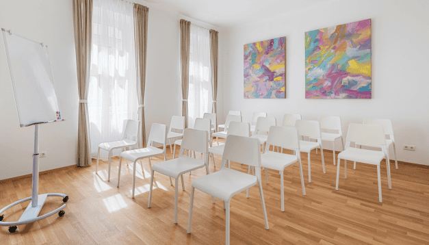 Seminarraum, Gruppenraum, Workshopraum mit Parkettboden, Klimaanlage, Kinobestuhlung, Stuhlkreis und Yogamatten in 1060 Wien Mariahilf